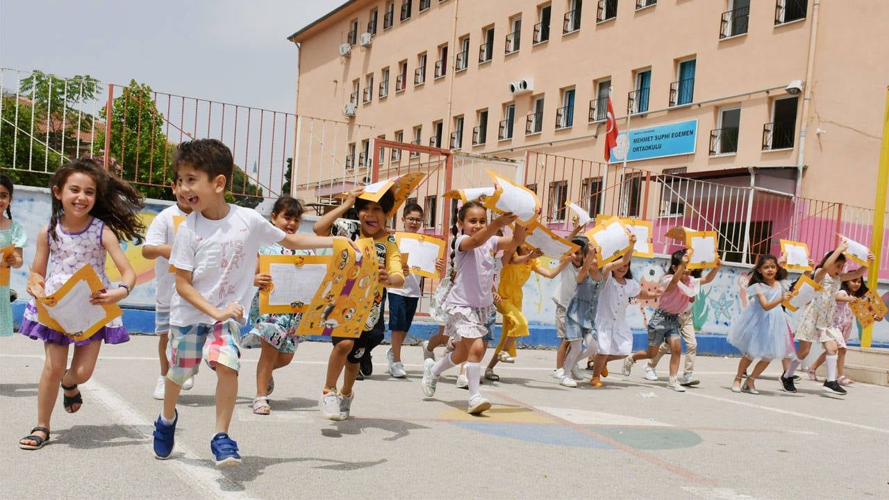 Eğitim yılının son zili çalıyor: 20 milyon öğrenci karne alacak!