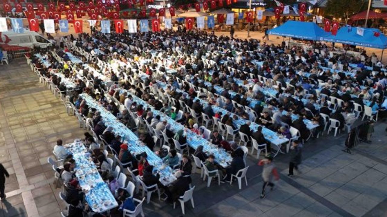 Kocaeli Büyükşehir’in iftar sofrası gönülleri buluşturuyor