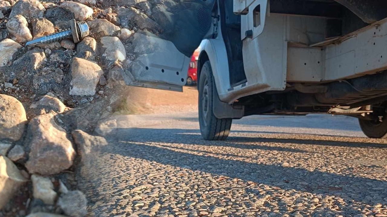 Serik’te yol terörü: Yollara dökülen vidalar lastik patlatıyor