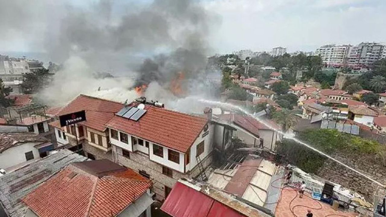 Kaleiçi’nde yine yangın: Tarihi doku tehdit altında