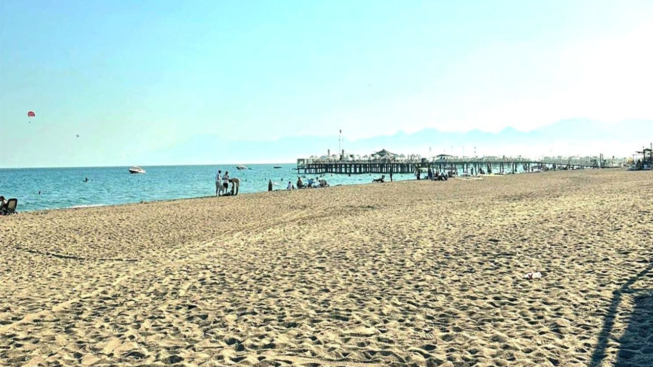 Antalya Aksu’da sahil temizliği çalışmaları sürüyor