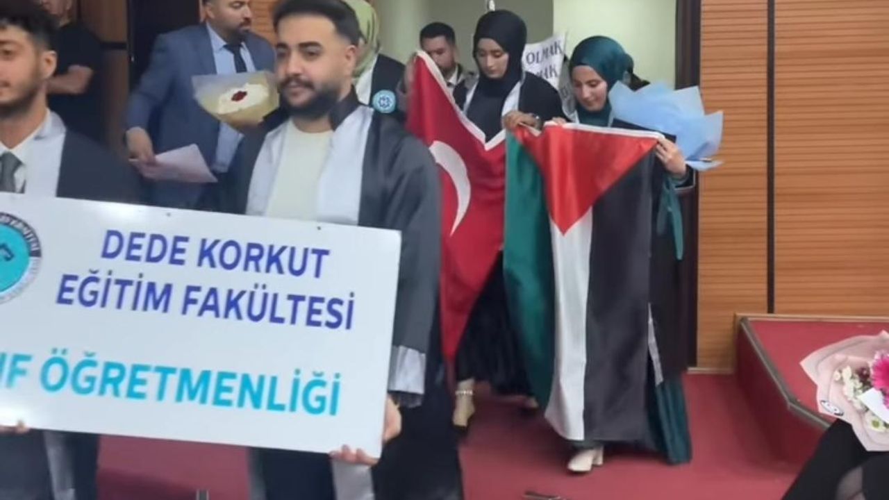 Kars Kafkas Üniversitesi mezuniyet töreninde anlamlı mesaj: Türk ve Filistin bayraklarıyla sahneye çıktılar