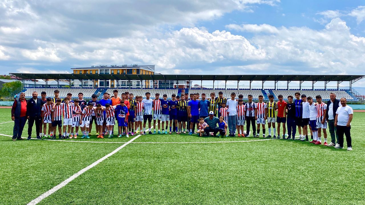 Kars’ta gençler sahada anlamlı mesaj verdi