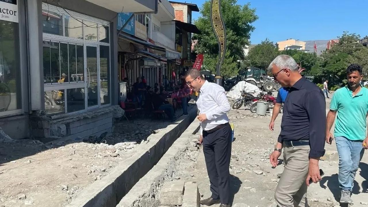 Kağızman’da meydanın çevresi yenileniyor