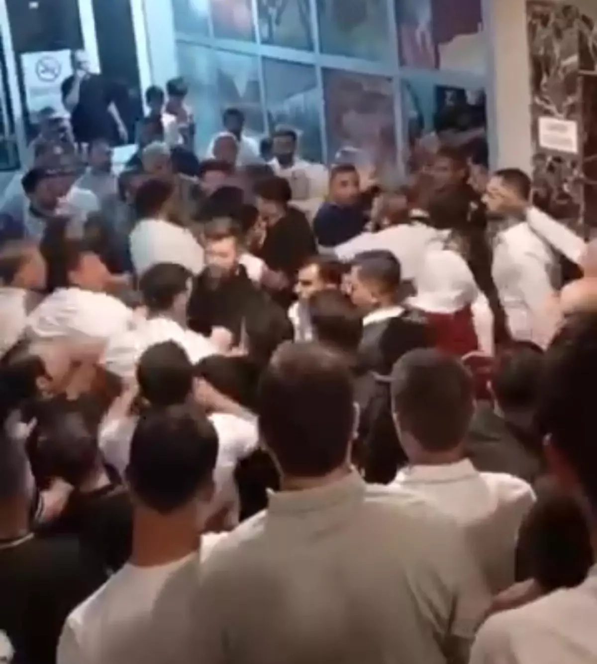 Bursa’da Düğün Salonunda Çıkan Kavga Ortalığı Karıştı: Tekme ve Yumruklar Havada Uçuştu