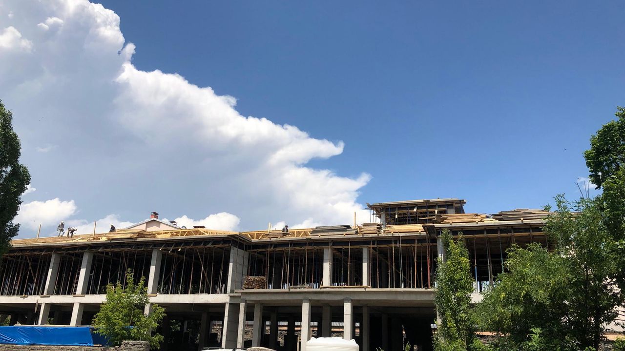 Kars merkezde 24 derslikli Cumhuriyet Anadolu Lisesi inşaatında sona yaklaşıldı