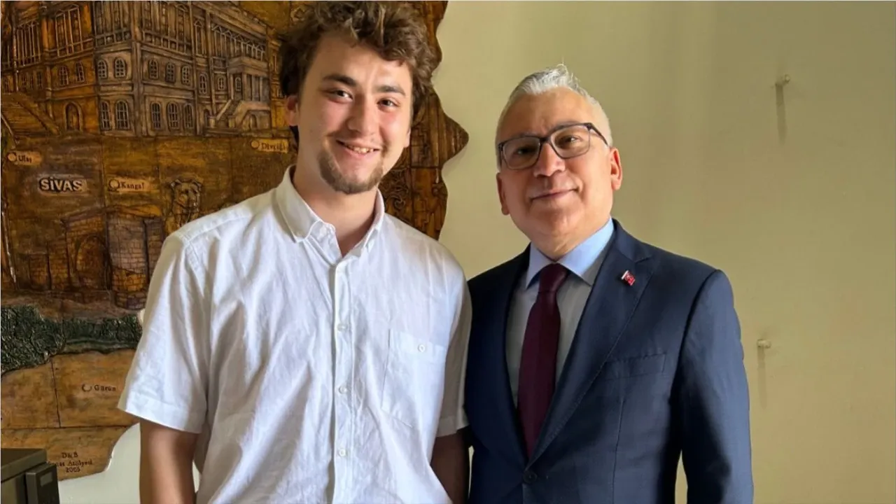Vali Şimşek’ten genç gazeteciye tarih dolu Sivas anlatısı