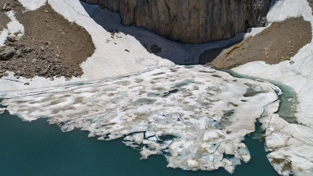 İlkbahar ve kış manzaraları bir arada: Buyer Gölü!