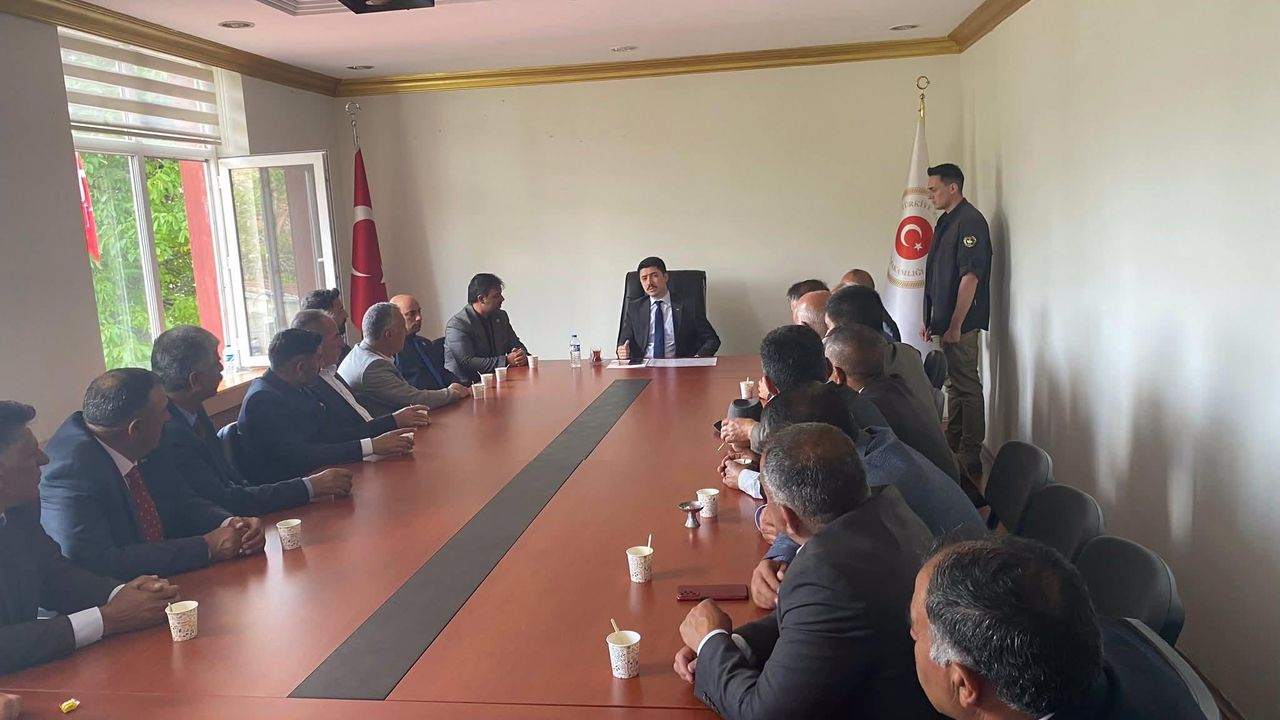 Digor İlçe Muhtarlarından Kaymakam Kahraman’a hayırlı olsun ziyareti