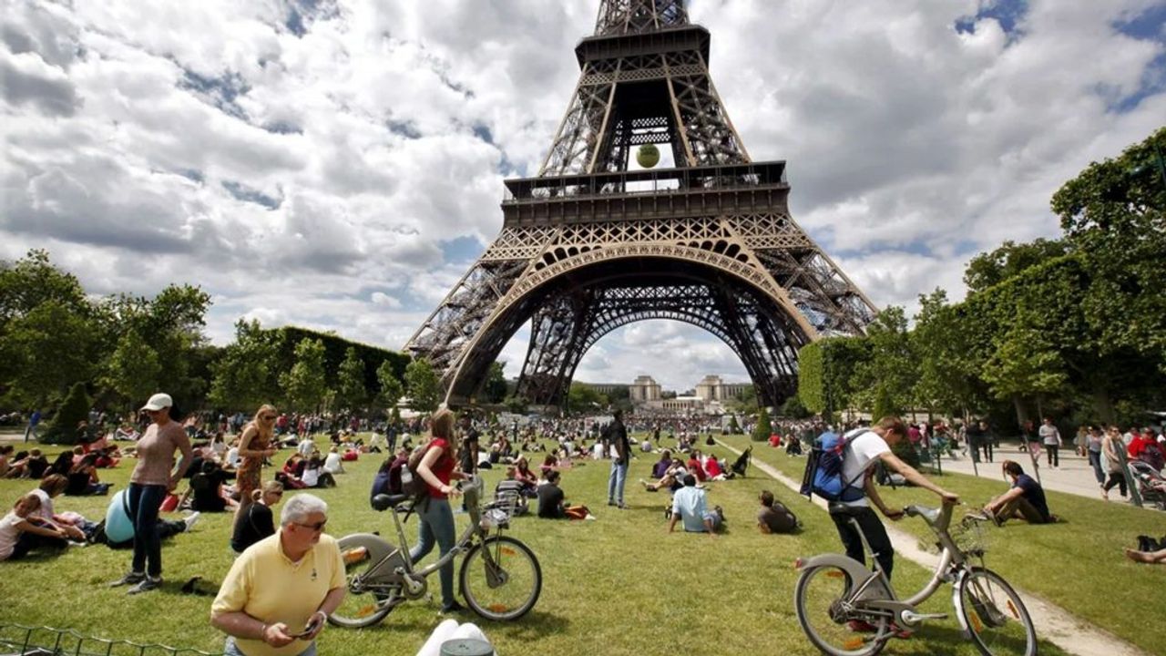 Eyfel Kulesi aşırı sıcaklar nedeniyle ziyarete kapatıldı