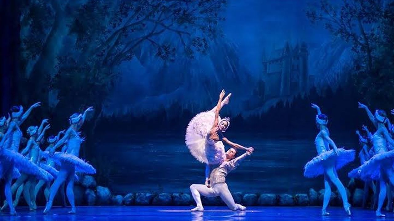 Efes Antik Tiyatrosu’nda “Kuğu Gölü” Balesi büyüledi