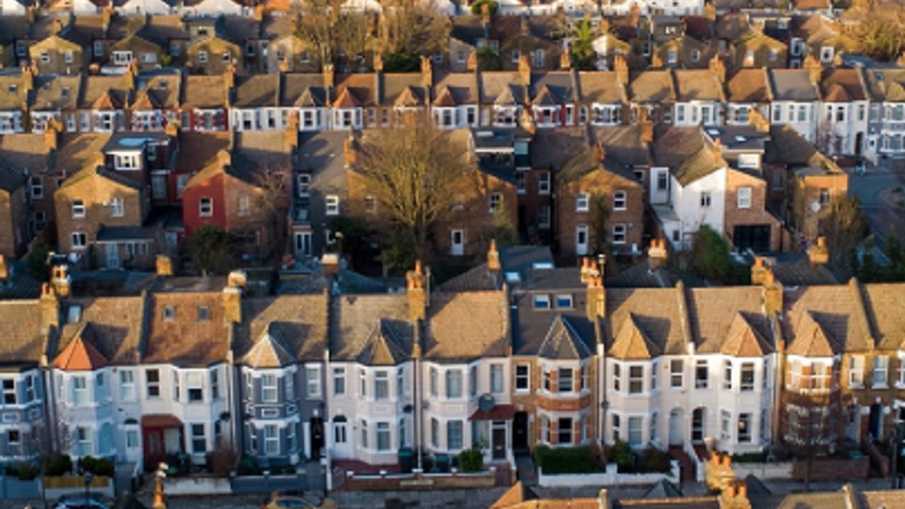 İngiltere’de konut krizi: 1,5 milyon yeni ev inşa edilecek