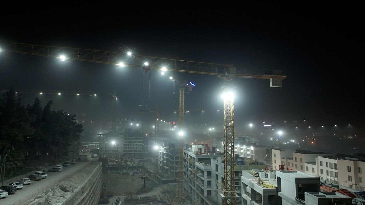 Deprem Bölgesinde ışıklar hiç sönmüyor