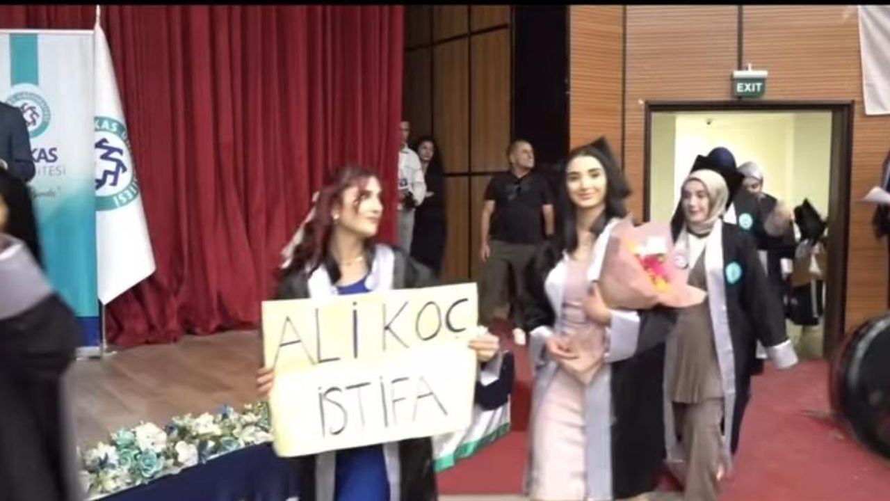 Kars Kafkas Üniversitesi mezuniyet töreninde “Ali Koç İstifa” pankartı dikkat çekti