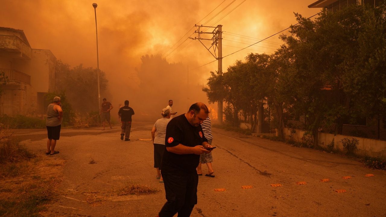 İzmir’in ciğerleri yandı: Ödemiş’te orman yangını üçüncü gününde