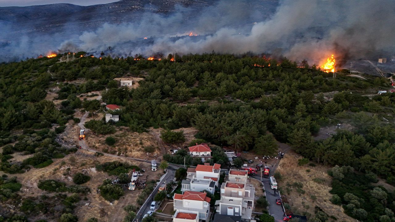 Bakan Yumaklı’dan açıklama: Çeşme yangını kontrol altında
