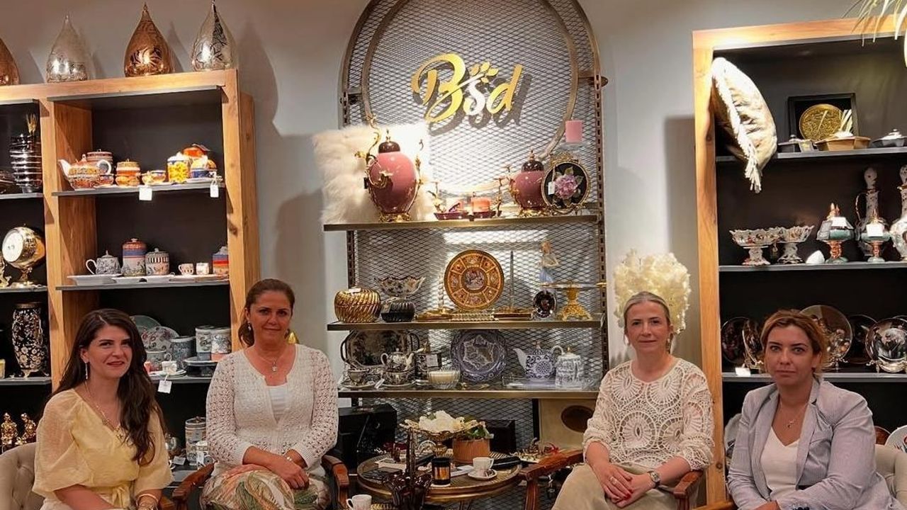 Kuşadası Kadın Girişimciler Kurulu Başkanı Hibeti Zeytin’den Karslı kadın girişimciye iş yerinde ziyaret…