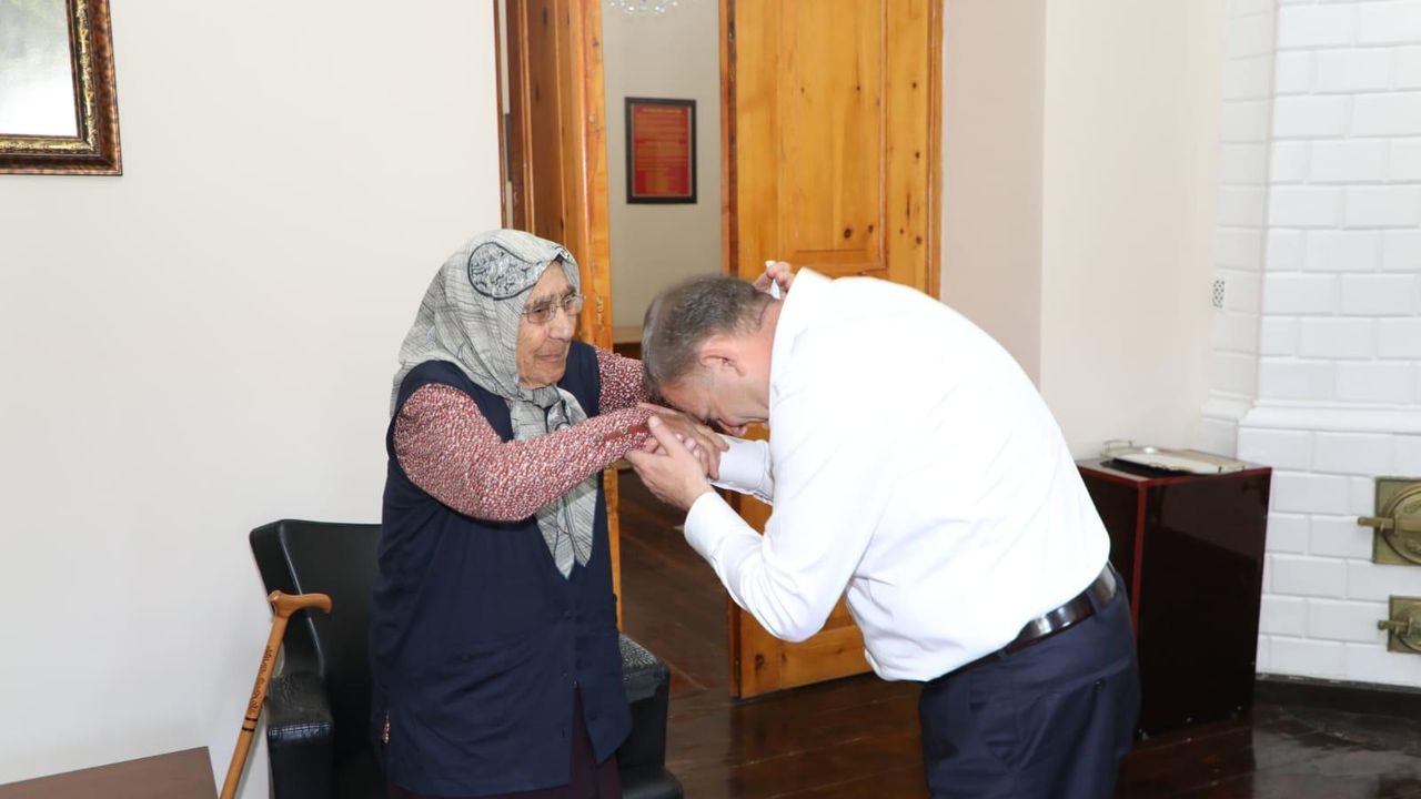 Vali Ziya Polat, Kars’ın En Yaşlı Kadını Hayriye Ağyel’i Makamında Ağırladı