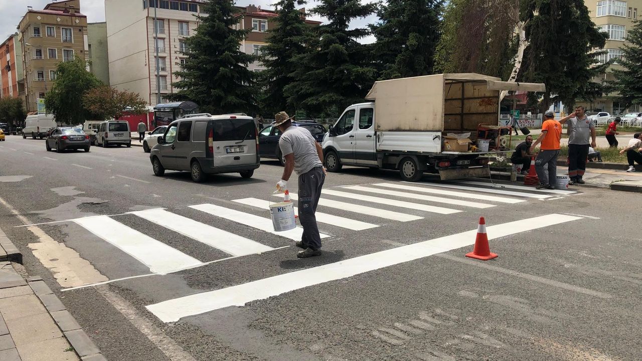Kars’ta karayolları yaya geçitlerini yeniliyor