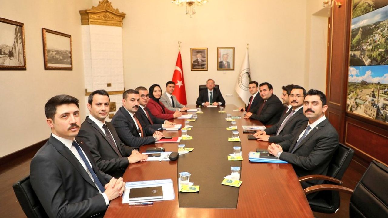 Kars’ta “Kaymakamlar Toplantısı” gerçekleştirildi, Vali Ziya Polat başkanlığında ilçe çalışmaları değerlendirildi