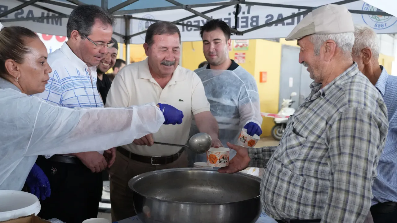Milas Belediyesi vatandaşlara aşure ikram etti