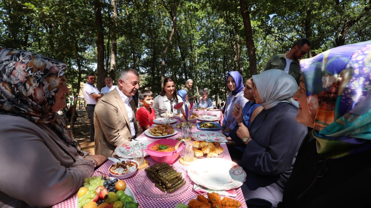 Başkan Büyükakın, Gebze’de annelerin pikniğine katıldı