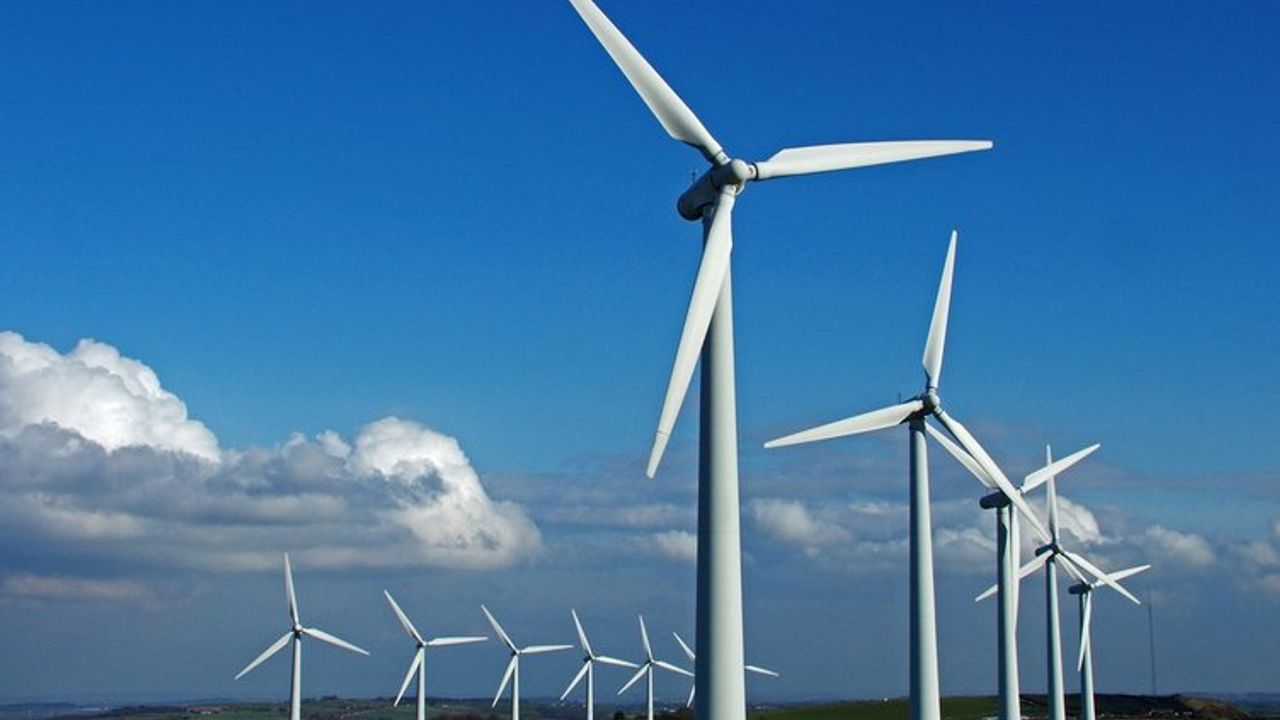 Türkiye rüzgarla güçlendi: Kurulu güç 13 bin megavatı aştı