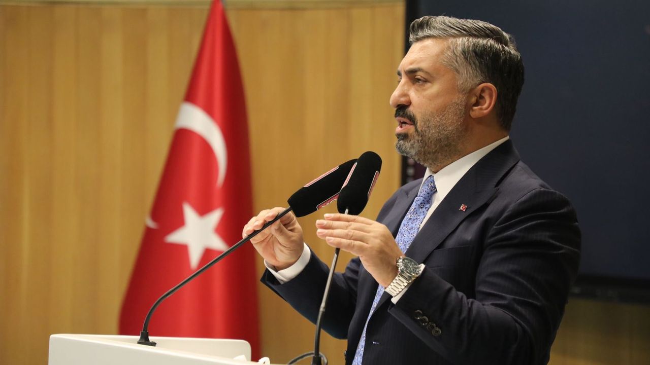 RTÜK Başkanı Ebubekir Şahin: “Sosyal medya baskılarına boyun eğmeyiz, hukukla hareket ederiz”