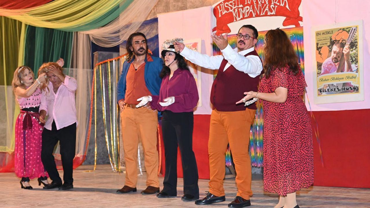 Finike’de tiyatro gecesi: “Hisseli Harikalar Kumpanyası”büyük beğeni topladı