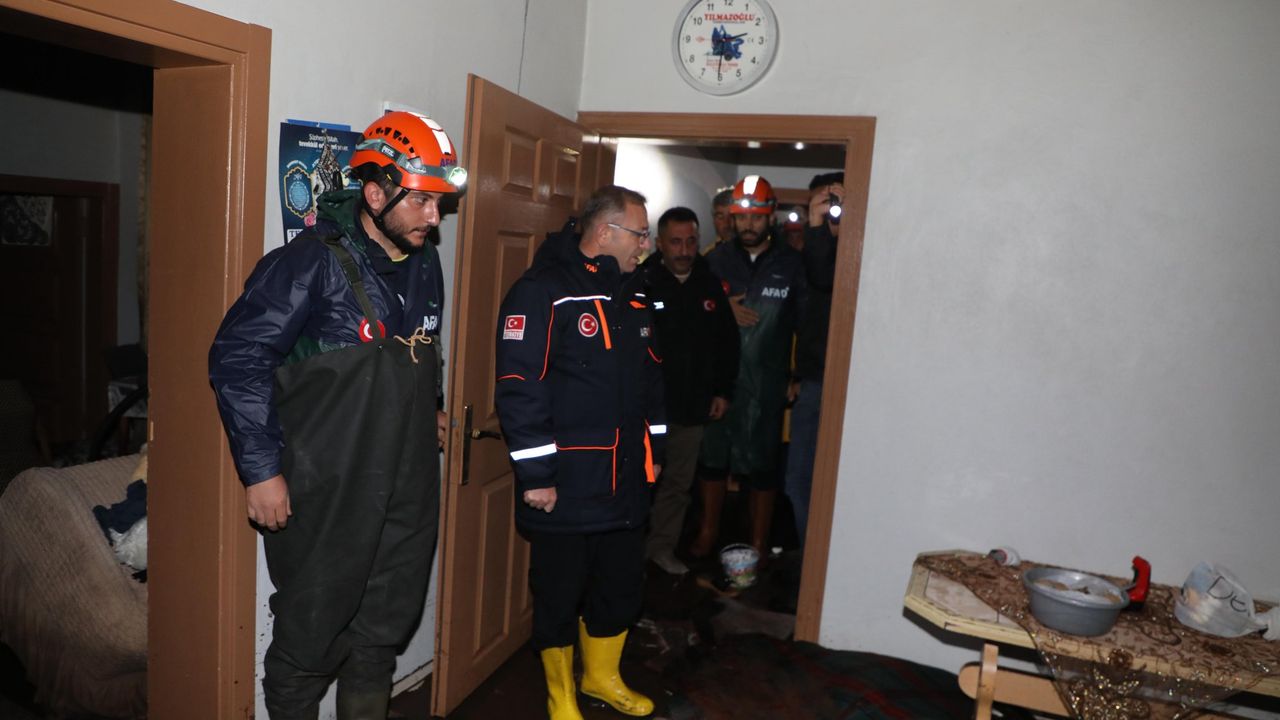 Kars Valisi Ziya Polat, sel bölgesinde incelemelerde bulundu