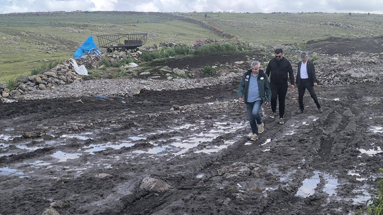 Kars DSİ 24. Bölge Müdürü Serdar Kotan, taşkınlardan etkilenen köylerde incelemelerde bulundu
