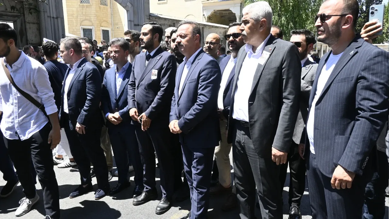 Yavuz Ağıralioğlu şehit Piyade Sözleşmeli Er Ahmet Gültekin’in cenaze törenine katıldı