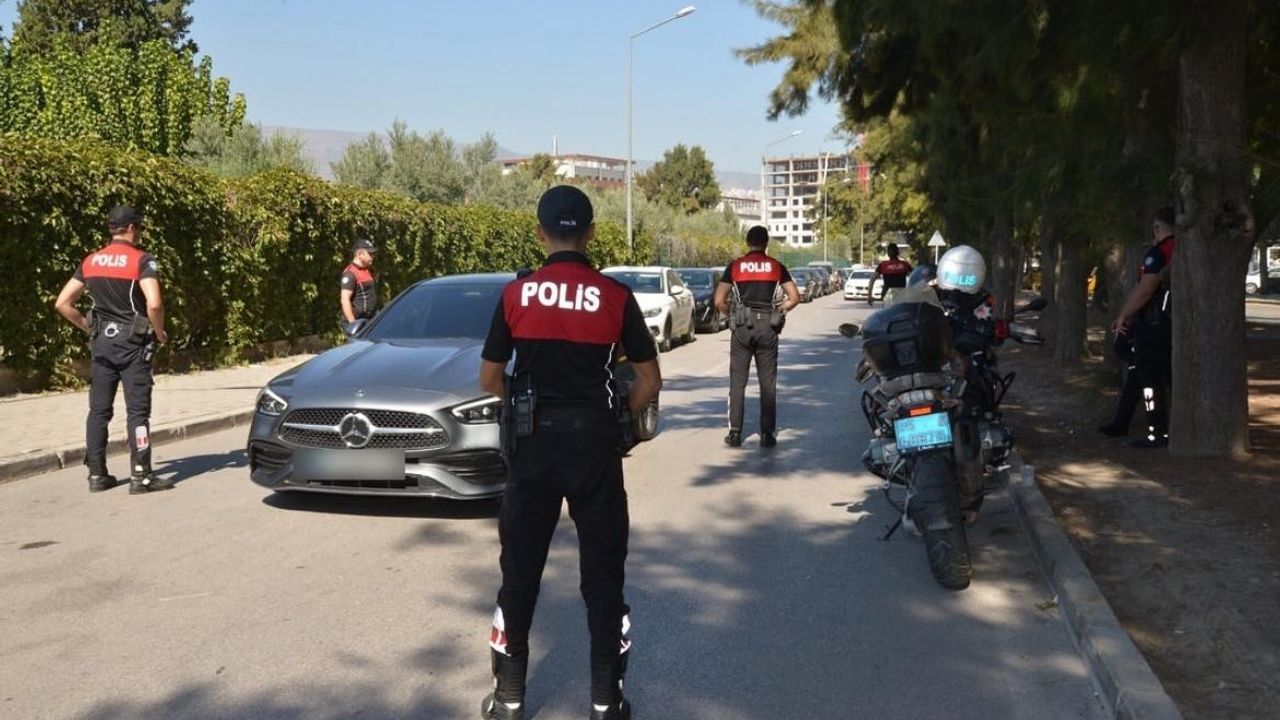 İzmir’de suçluya geçit yok: 26 yıl hapis cezalı istismar zanlısı yakalandı!