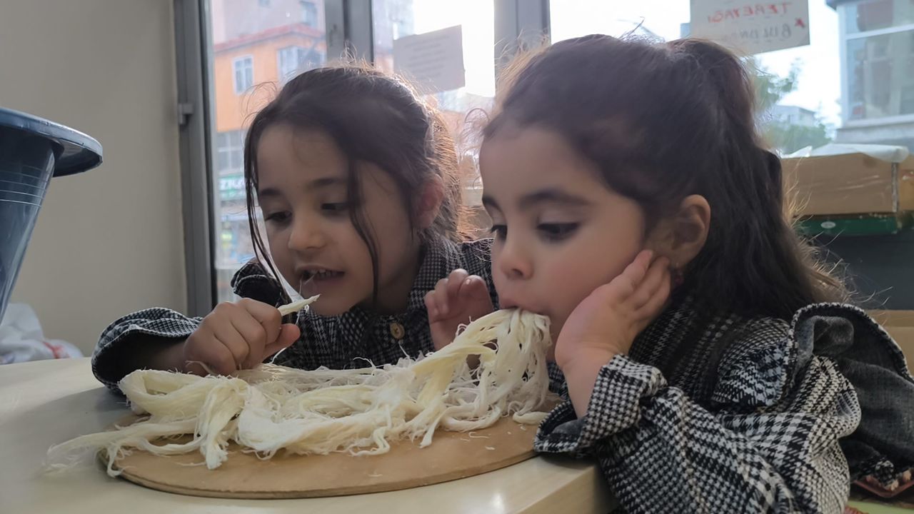 Kars’ta küçük kız kardeşlerin peynir sevgisi