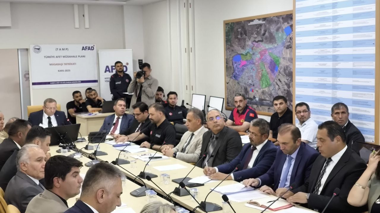 Kars’ta olası depremlere karşı hazırlıklı olunması amacıyla AFAD masa başı ve saha tatbikatı gerçekleştirildi