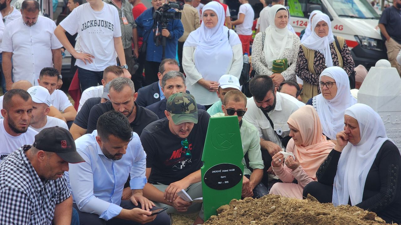 Srebrenitsa Soykırımında hayatını kaybeden yedi kişi defnedildi