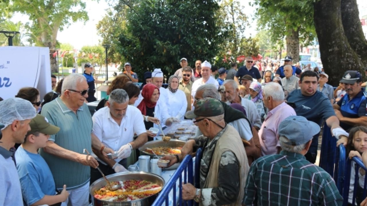 Kdz. Ereğli Belediyesi, binlerce aşure dağıttı