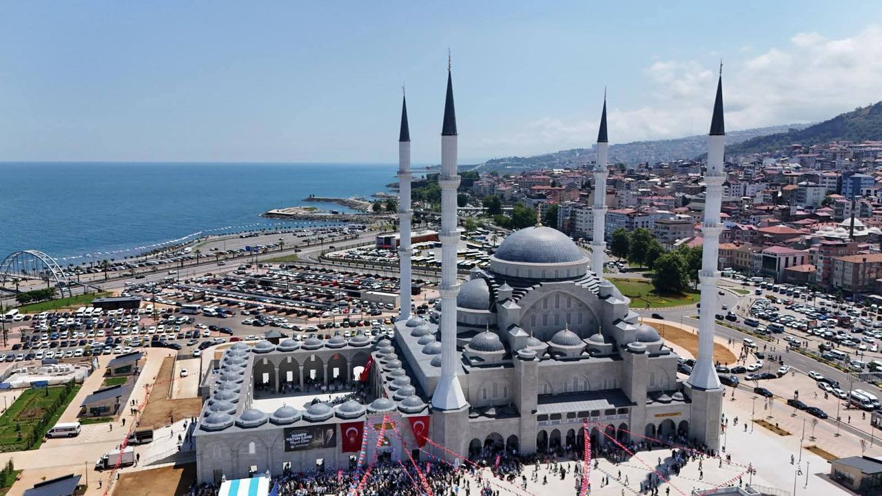 Doğu Karadeniz’in en büyük camisi Hanife Hatun Camii ibadete açıldı