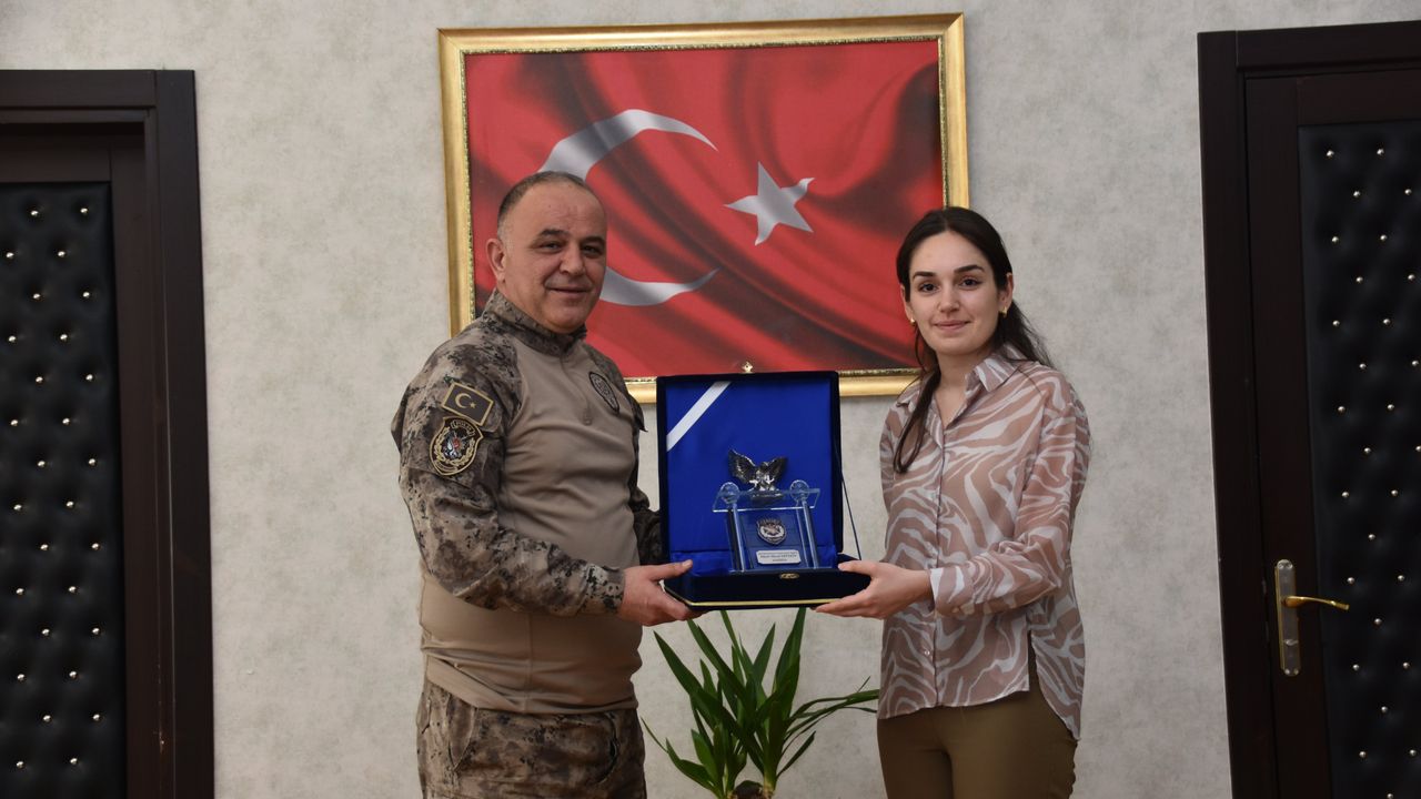 Şehit kızı Rümeysa Ertekin Tazegül’den Kars İl Emniyet Müdürü Saka’ya anlamlı ziyaret