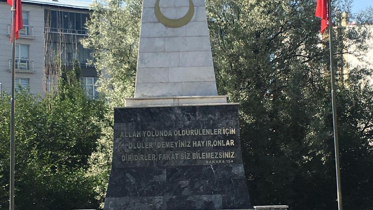 Kars Şehitliği’nde anlamlı çalışma: Şehit kabirlerine bakım ve peyzaj düzenlemesi tamamlandı