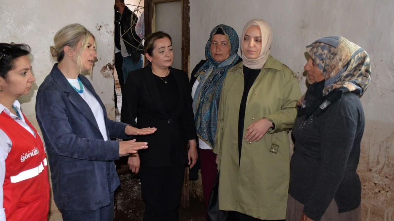 Kars Milletvekili Adem Çalkın’ın eşi Aydan Çalkın’dan sel mağduru kadınlara moral ziyareti