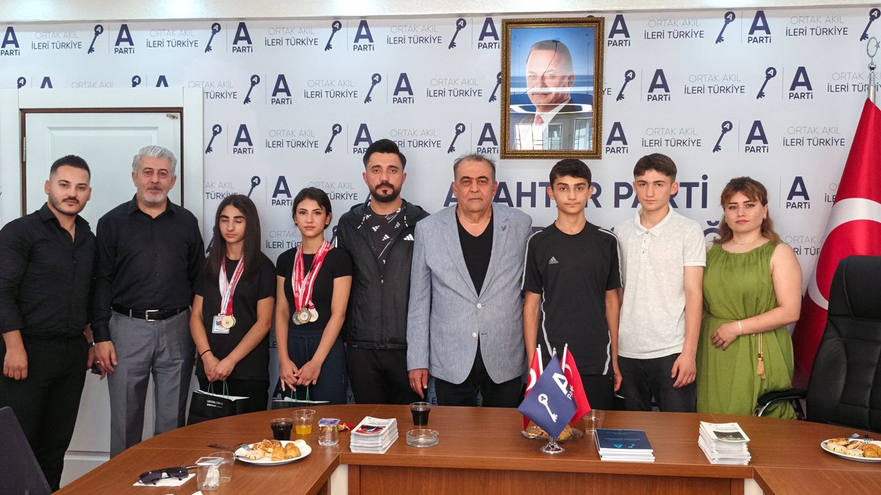 Başkan Tanrıtanır, Türkiye Ferdi Kick-boks ve Türkiye atletizm şampiyonlarını ağırladı