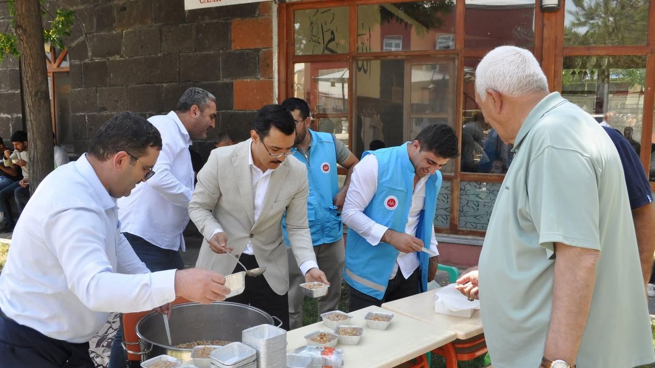 Akyaka’da Muharrem Ayı bereketi: Kaymakam Demirtaş vatandaşlara aşure dağıttı