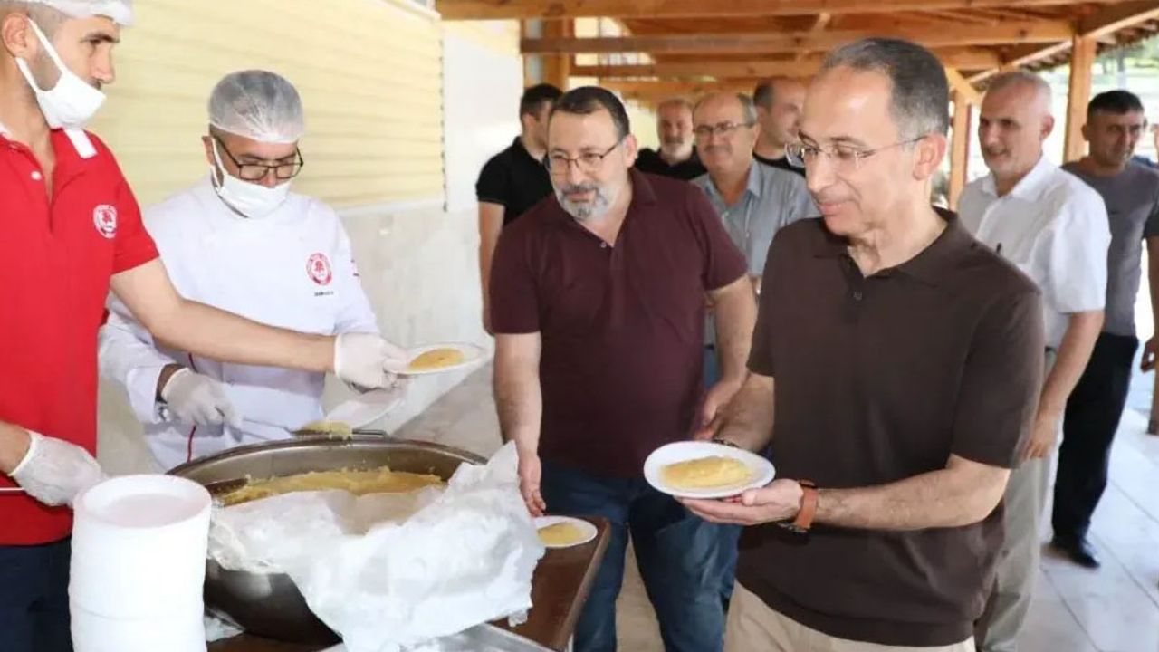 SDÜ’de 15 Temmuz şehitleri anısına helva dağıtıldı