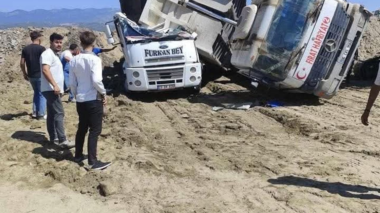 Kamyon kamyonun üzerine devrildi: 1 ölü