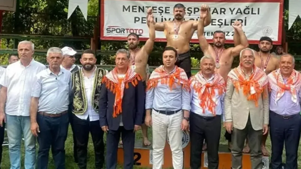 Cengizhan Şimşek, menteşe beşpınar yağlı pehlivan güreşleri’nde başpehlivanlığı kazandı