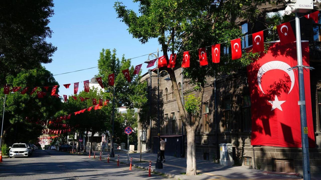 Kars’ta cadde ve sokaklar ay yıldızlı bayraklarla donatıldı: “Zaferin adı Türkiye”
