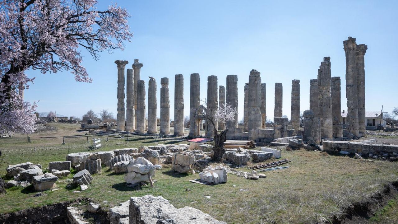 Uzuncaburç Antik Kenti’nde 1600 Yıllık Terazi takımı ve ağırlıklar gün yüzüne çıkarıldı