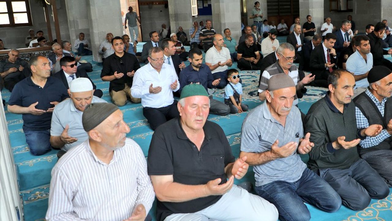 Kars’ta 15 Temmuz şehitleri için düzenlenen mevlid programına Vali Ziya Polat da katıldı