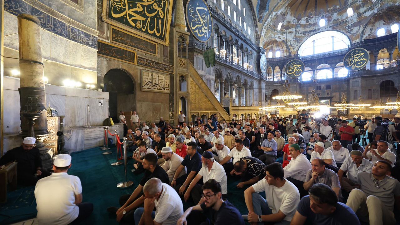 İstanbul’daki camilerde 15 Temmuz şehitleri için mevlit programı düzenlendi